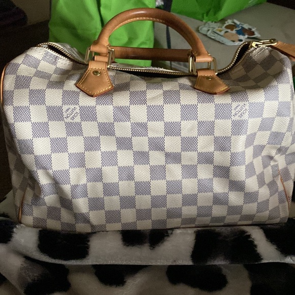Beautiful Louis Vuitton Speedy 30 Handbag. - Picture 8 of 16